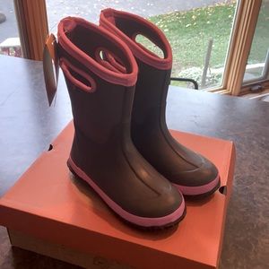 Brand New with Tags Winter Bogs